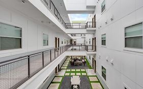 Snappy Loft Style 2Br I Gym I Parking I Workspace